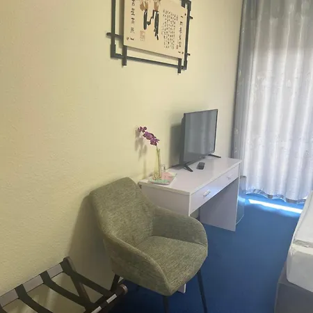 Am Flughafen Hotel Kolonia