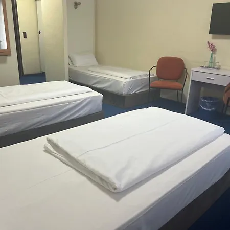 Am Flughafen מלון