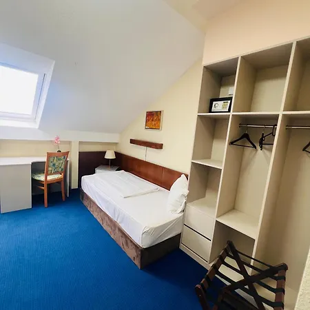 Am Flughafen Otel 3*