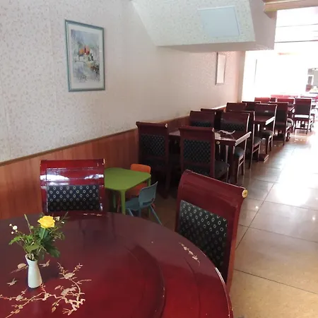 Am Flughafen Hotel Kolonia