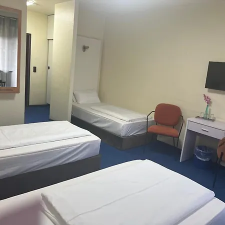 Am Flughafen Κολωνία