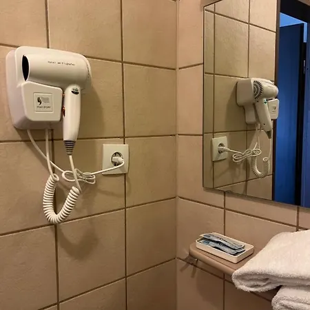 Am Flughafen Szálloda